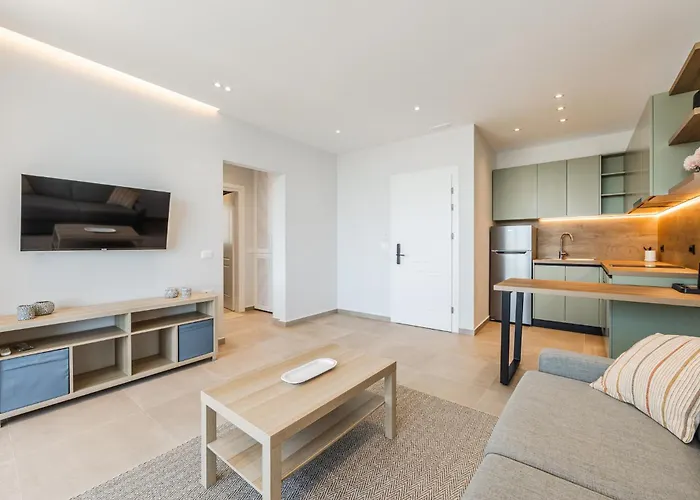 Blue Horizon - Balcony & Seaview By Pikhost *