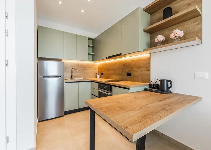 Blue Horizon - Balcony & Seaview By Pikhost