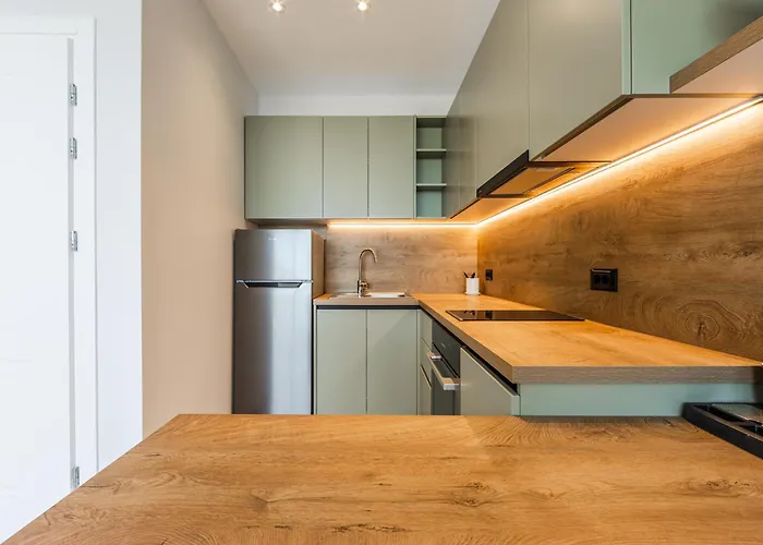 Blue Horizon - Balcony & Seaview By Pikhost *